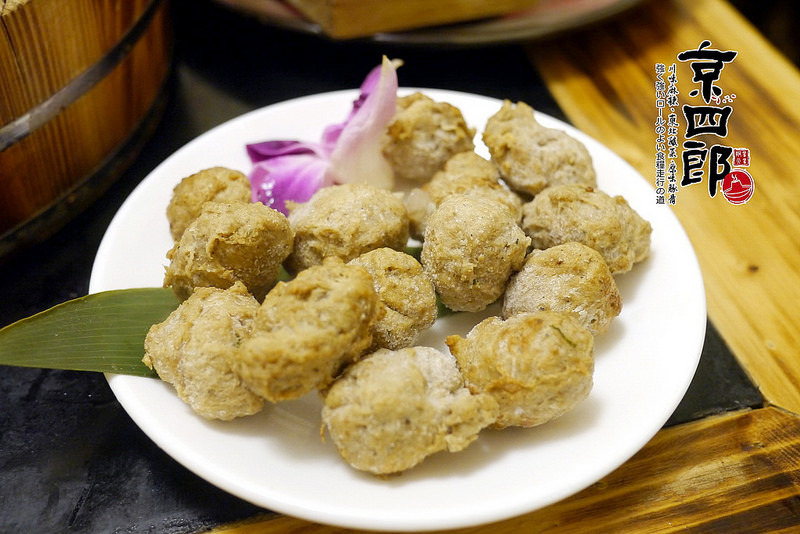 【宜蘭】京四郎炭火鴛鴦紫銅鍋 ~ 台日混血懷勁風格吸睛 超正點四川麻辣、東北酸菜鍋 吃得暖心又暖胃超滿足