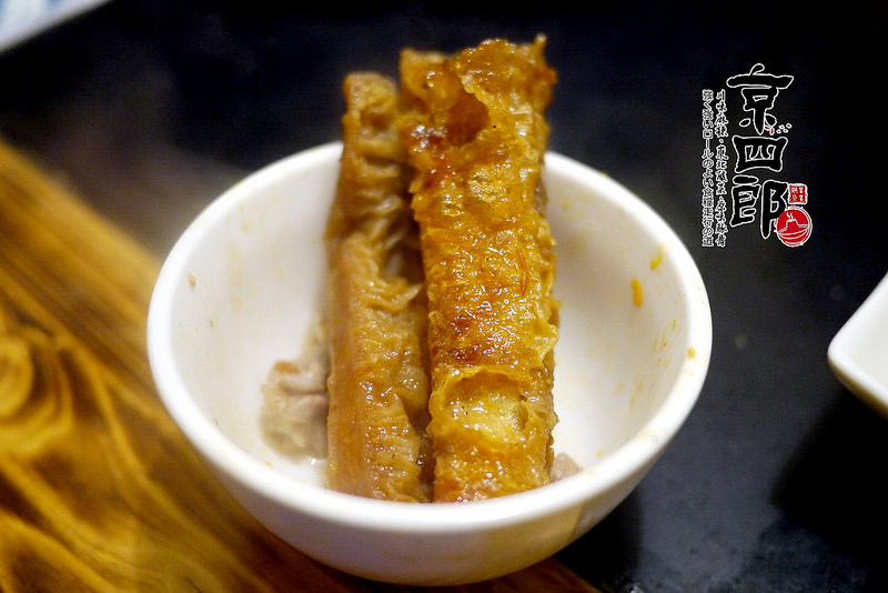 【宜蘭】京四郎炭火鴛鴦紫銅鍋 ~ 台日混血懷勁風格吸睛 超正點四川麻辣、東北酸菜鍋 吃得暖心又暖胃超滿足