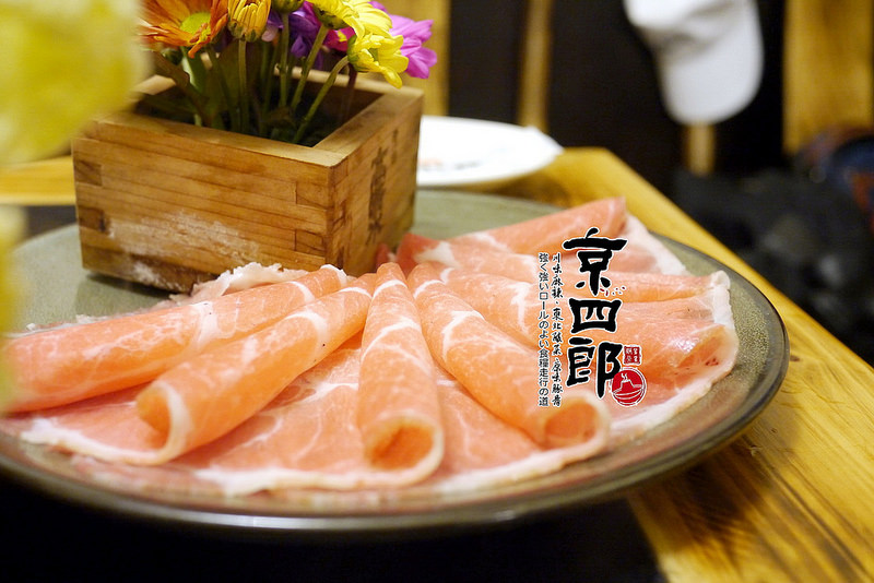 【宜蘭】京四郎炭火鴛鴦紫銅鍋 ~ 台日混血懷勁風格吸睛 超正點四川麻辣、東北酸菜鍋 吃得暖心又暖胃超滿足