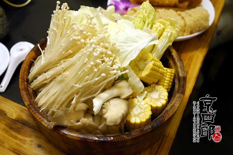 【宜蘭】京四郎炭火鴛鴦紫銅鍋 ~ 台日混血懷勁風格吸睛 超正點四川麻辣、東北酸菜鍋 吃得暖心又暖胃超滿足