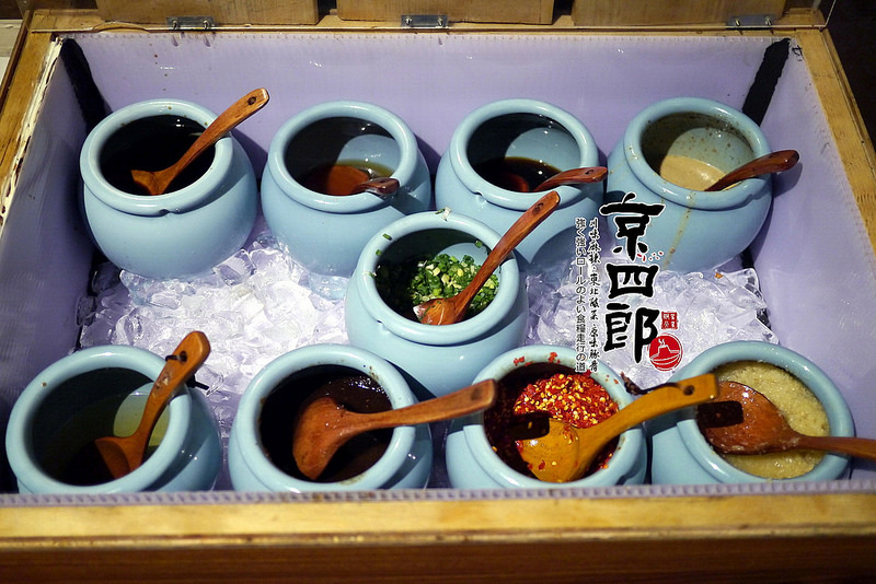 【宜蘭】京四郎炭火鴛鴦紫銅鍋 ~ 台日混血懷勁風格吸睛 超正點四川麻辣、東北酸菜鍋 吃得暖心又暖胃超滿足