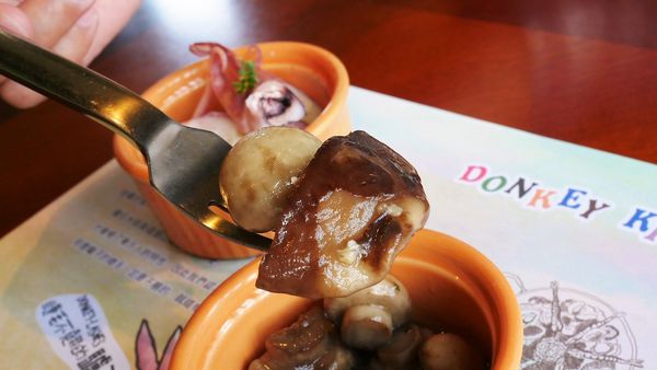 【台南市-麻豆區】在花木扶疏.綠草如茵的氛圍下，與提供風味一流的西班牙料理ー『麻豆驢子廚房』，來場迷人的心靈饗宴吧٩(๑❤ω❤๑)۶