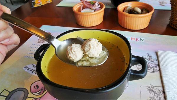 【台南市-麻豆區】在花木扶疏.綠草如茵的氛圍下，與提供風味一流的西班牙料理ー『麻豆驢子廚房』，來場迷人的心靈饗宴吧٩(๑❤ω❤๑)۶