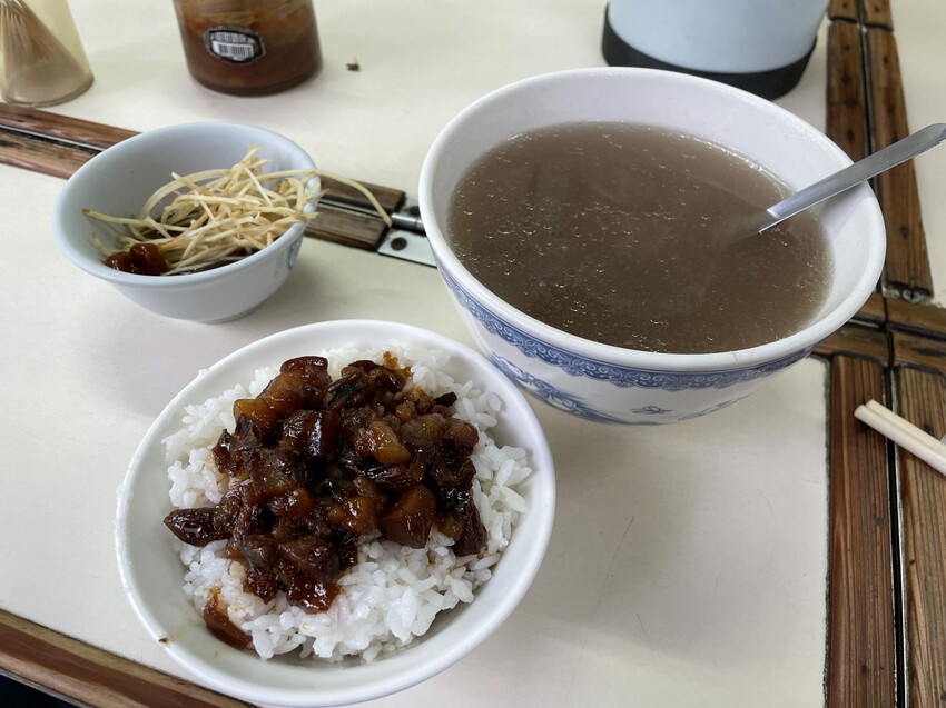 台南市東區台南美食 長榮牛肉湯|入口即化牛肉湯嘎滿滿滷肉的滷肉飯 就是台南道地好早餐啦!