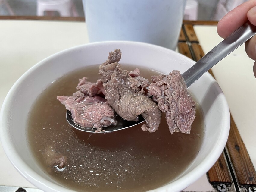 台南市東區台南美食 長榮牛肉湯|入口即化牛肉湯嘎滿滿滷肉的滷肉飯 就是台南道地好早餐啦!