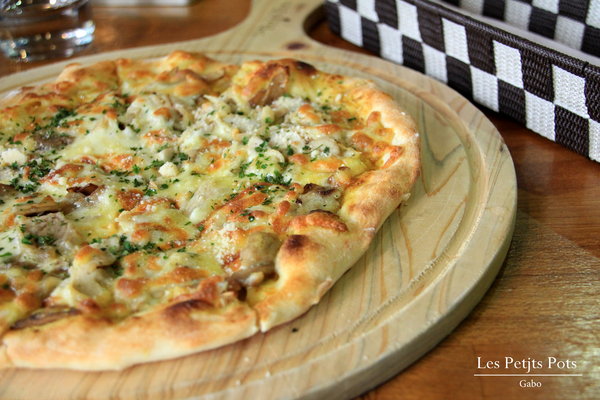 小銅鍋義式餐廳(德安誠品店)：【台南||東區】超好拍！台南夢幻甜點─小銅鍋舒芙蕾！燉飯／披薩也很美味>>小銅鍋義式餐廳