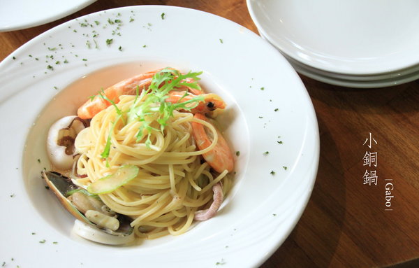 小銅鍋義式餐廳(德安誠品店)：【台南||東區】超好拍！台南夢幻甜點─小銅鍋舒芙蕾！燉飯／披薩也很美味>>小銅鍋義式餐廳