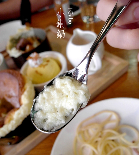 小銅鍋義式餐廳(德安誠品店)：【台南||東區】超好拍！台南夢幻甜點─小銅鍋舒芙蕾！燉飯／披薩也很美味>>小銅鍋義式餐廳