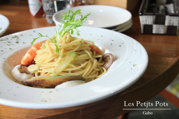 小銅鍋義式餐廳(德安誠品店)：【台南||東區】超好拍！台南夢幻甜點─小銅鍋舒芙蕾！燉飯／披薩也很美味>>小銅鍋義式餐廳