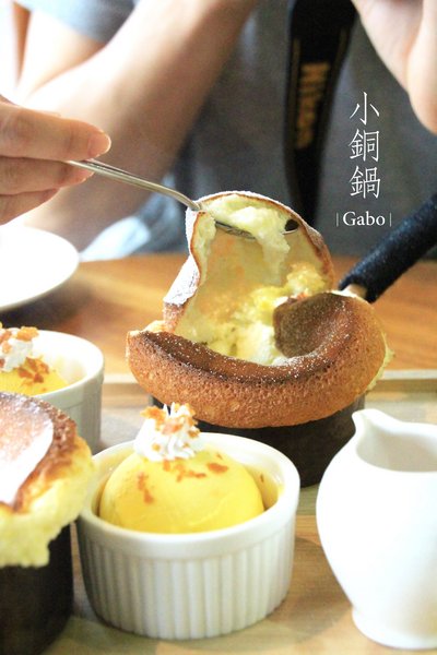 小銅鍋義式餐廳(德安誠品店)：【台南||東區】超好拍！台南夢幻甜點─小銅鍋舒芙蕾！燉飯／披薩也很美味>>小銅鍋義式餐廳