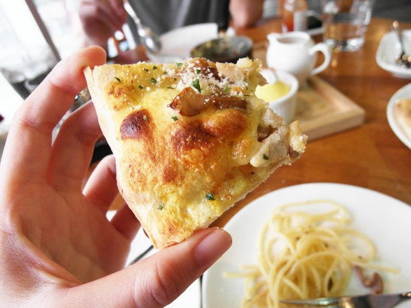 小銅鍋義式餐廳(德安誠品店)：【台南||東區】超好拍！台南夢幻甜點─小銅鍋舒芙蕾！燉飯／披薩也很美味>>小銅鍋義式餐廳