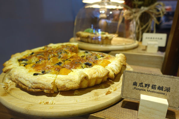 Chez Nous Taipei‧坐擁天窗的南法鄉村小店，一吃就愛上的油封番茄羊乳酪鹹派!!!