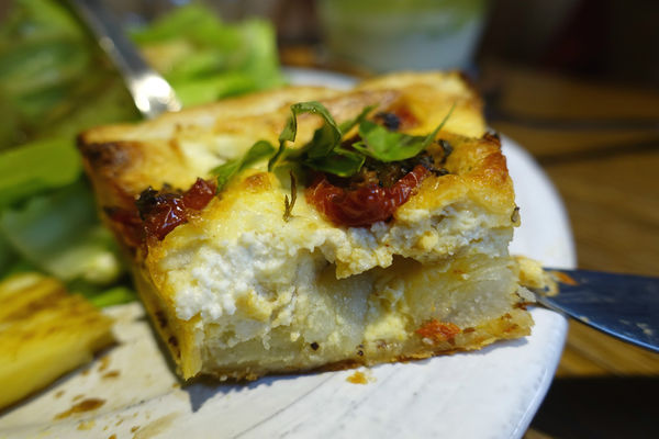 Chez Nous Taipei‧坐擁天窗的南法鄉村小店，一吃就愛上的油封番茄羊乳酪鹹派!!!