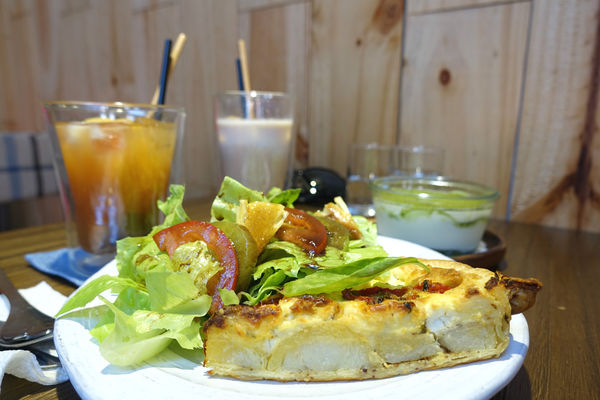 Chez Nous Taipei‧坐擁天窗的南法鄉村小店，一吃就愛上的油封番茄羊乳酪鹹派!!!