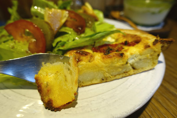 Chez Nous Taipei‧坐擁天窗的南法鄉村小店，一吃就愛上的油封番茄羊乳酪鹹派!!!