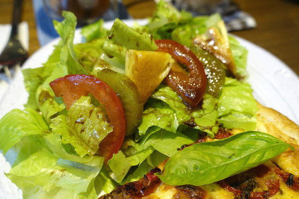 Chez Nous Taipei‧坐擁天窗的南法鄉村小店，一吃就愛上的油封番茄羊乳酪鹹派!!!