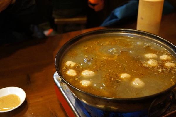 帝王食補薑母鴨(景美店)：(胖樺食記)抗寒流聖品「帝王食補薑母鴨」。大口灌下大量薑片爆炒鴨肉加上麻油的熱湯無敵過癮。