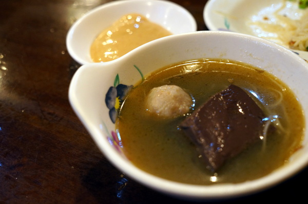 帝王食補薑母鴨(景美店)：(胖樺食記)抗寒流聖品「帝王食補薑母鴨」。大口灌下大量薑片爆炒鴨肉加上麻油的熱湯無敵過癮。