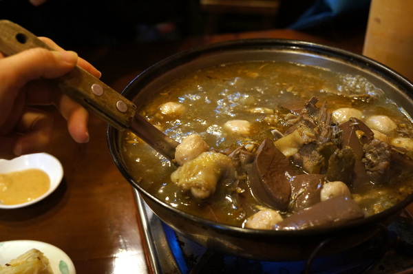 帝王食補薑母鴨(景美店)：(胖樺食記)抗寒流聖品「帝王食補薑母鴨」。大口灌下大量薑片爆炒鴨肉加上麻油的熱湯無敵過癮。