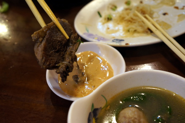 帝王食補薑母鴨(景美店)：(胖樺食記)抗寒流聖品「帝王食補薑母鴨」。大口灌下大量薑片爆炒鴨肉加上麻油的熱湯無敵過癮。