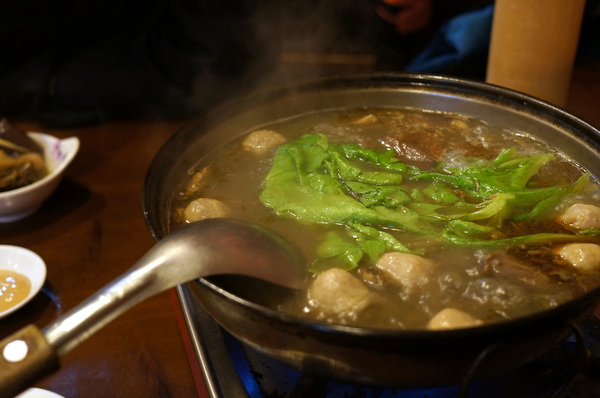 帝王食補薑母鴨(景美店)：(胖樺食記)抗寒流聖品「帝王食補薑母鴨」。大口灌下大量薑片爆炒鴨肉加上麻油的熱湯無敵過癮。