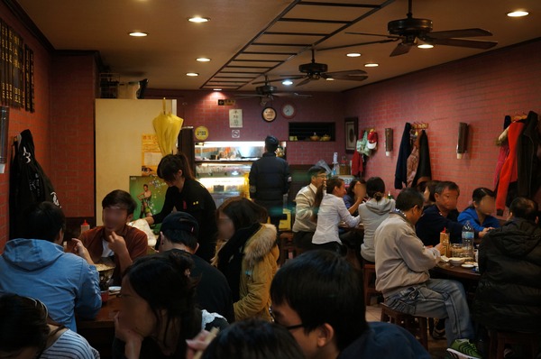 帝王食補薑母鴨(景美店)：(胖樺食記)抗寒流聖品「帝王食補薑母鴨」。大口灌下大量薑片爆炒鴨肉加上麻油的熱湯無敵過癮。