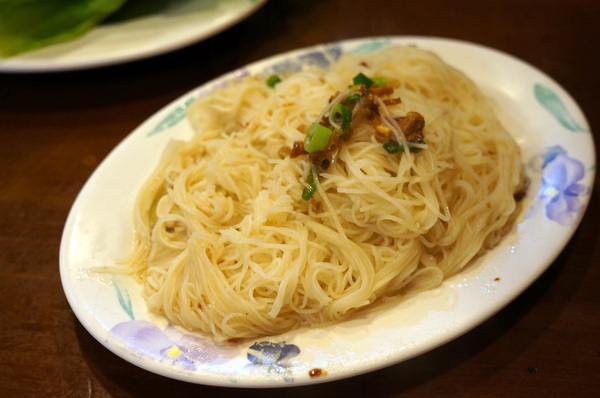 帝王食補薑母鴨(景美店)：(胖樺食記)抗寒流聖品「帝王食補薑母鴨」。大口灌下大量薑片爆炒鴨肉加上麻油的熱湯無敵過癮。