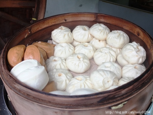 榮記公園橋鮮肉包專賣店：食旅生活隨筆。屏東市美食。榮記公園橋鮮肉包專賣店