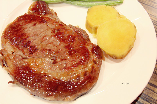 花園廚房：【新北市板橋區。簡餐】花園廚房 林家花園 簡餐平價美食推薦 原肉牛排好吃香嫩多汁 板橋府中站