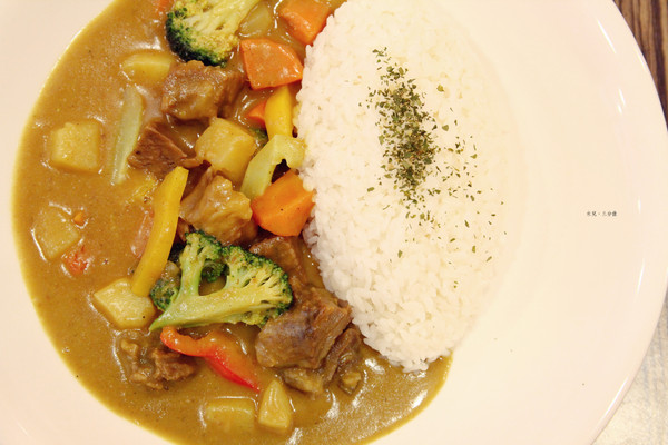 花園廚房：【新北市板橋區。簡餐】花園廚房 林家花園 簡餐平價美食推薦 原肉牛排好吃香嫩多汁 板橋府中站