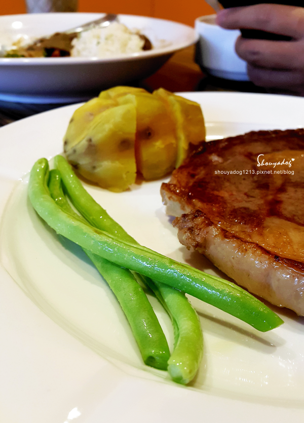 花園廚房：【無國界料理】可以吃得到原肉牛排的平價小餐館 花園廚房 in板橋
