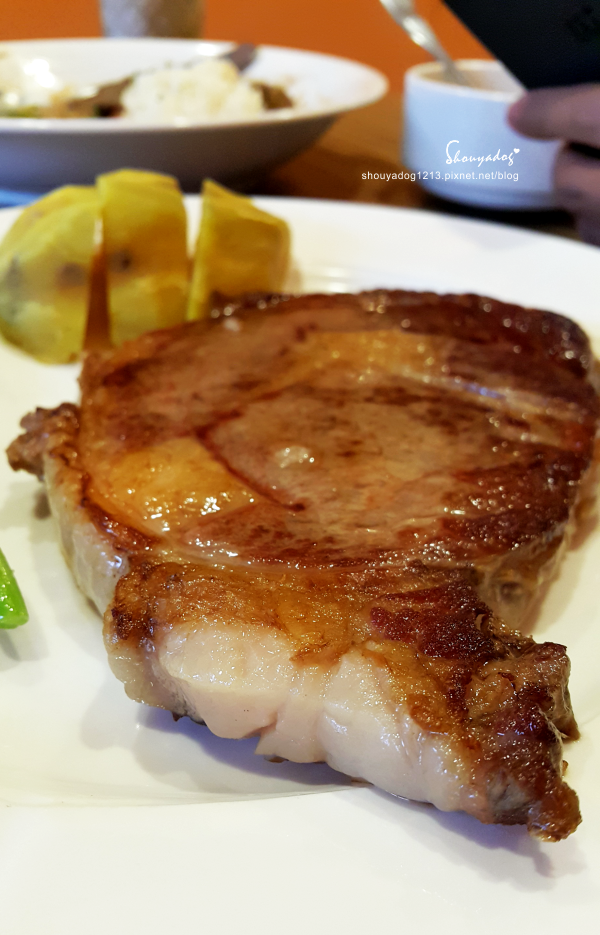 花園廚房：【無國界料理】可以吃得到原肉牛排的平價小餐館 花園廚房 in板橋