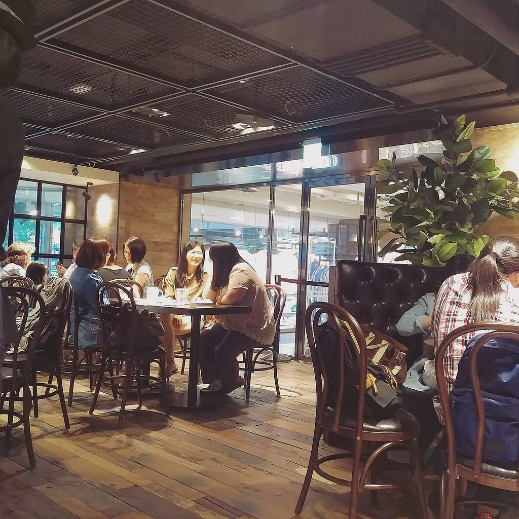 【吃貨日記】忠孝敦化站  ▌Cafe Lugo 韓國咖啡館 Cake & waffle 冰摩卡必點