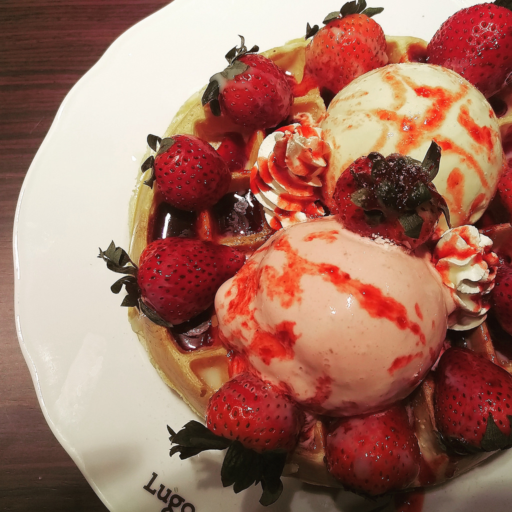 【吃貨日記】忠孝敦化站  ▌Cafe Lugo 韓國咖啡館 Cake & waffle 冰摩卡必點