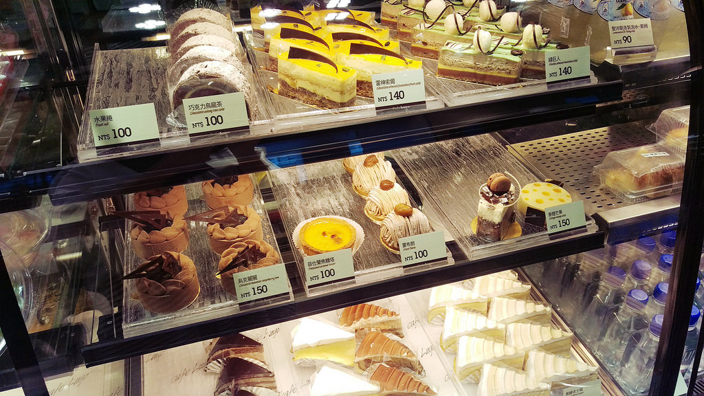 【吃貨日記】忠孝敦化站  ▌Cafe Lugo 韓國咖啡館 Cake & waffle 冰摩卡必點