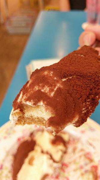 Cath's Cafe：Cath's Cafe-中山站巷弄內的服飾咖啡館  結合服飾販賣和咖啡店  逛累了可以上樓吃點心  餐點都好優  而且環境超美  女孩們絕對捨不得走了~(附菜單