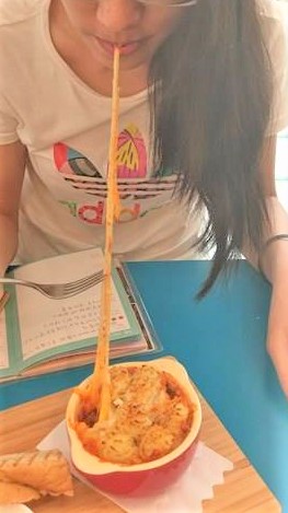 Cath's Cafe：Cath's Cafe-中山站巷弄內的服飾咖啡館  結合服飾販賣和咖啡店  逛累了可以上樓吃點心  餐點都好優  而且環境超美  女孩們絕對捨不得走了~(附菜單