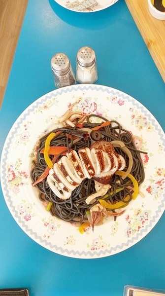 Cath's Cafe：Cath's Cafe-中山站巷弄內的服飾咖啡館  結合服飾販賣和咖啡店  逛累了可以上樓吃點心  餐點都好優  而且環境超美  女孩們絕對捨不得走了~(附菜單