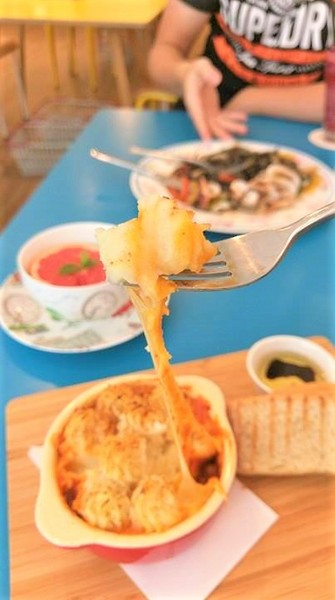 Cath's Cafe：Cath's Cafe-中山站巷弄內的服飾咖啡館  結合服飾販賣和咖啡店  逛累了可以上樓吃點心  餐點都好優  而且環境超美  女孩們絕對捨不得走了~(附菜單