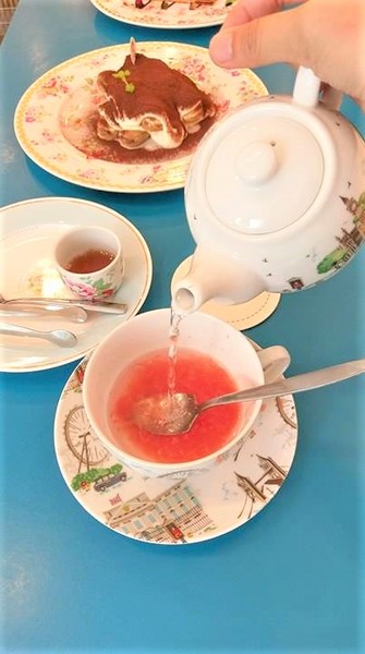 Cath's Cafe：Cath's Cafe-中山站巷弄內的服飾咖啡館  結合服飾販賣和咖啡店  逛累了可以上樓吃點心  餐點都好優  而且環境超美  女孩們絕對捨不得走了~(附菜單