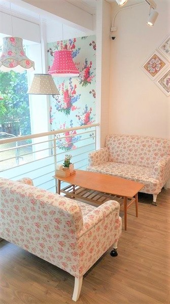 Cath's Cafe：Cath's Cafe-中山站巷弄內的服飾咖啡館  結合服飾販賣和咖啡店  逛累了可以上樓吃點心  餐點都好優  而且環境超美  女孩們絕對捨不得走了~(附菜單