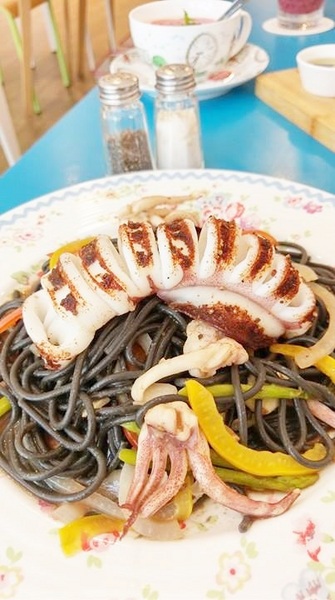 Cath's Cafe：Cath's Cafe-中山站巷弄內的服飾咖啡館  結合服飾販賣和咖啡店  逛累了可以上樓吃點心  餐點都好優  而且環境超美  女孩們絕對捨不得走了~(附菜單