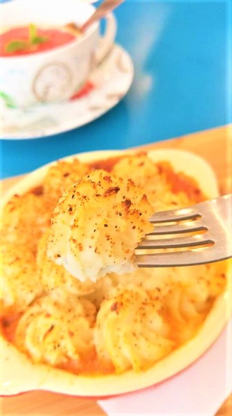 Cath's Cafe：Cath's Cafe-中山站巷弄內的服飾咖啡館  結合服飾販賣和咖啡店  逛累了可以上樓吃點心  餐點都好優  而且環境超美  女孩們絕對捨不得走了~(附菜單