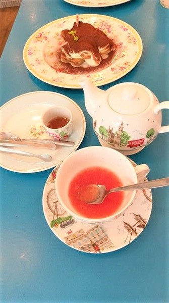 Cath's Cafe：Cath's Cafe-中山站巷弄內的服飾咖啡館  結合服飾販賣和咖啡店  逛累了可以上樓吃點心  餐點都好優  而且環境超美  女孩們絕對捨不得走了~(附菜單