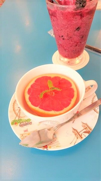 Cath's Cafe：Cath's Cafe-中山站巷弄內的服飾咖啡館  結合服飾販賣和咖啡店  逛累了可以上樓吃點心  餐點都好優  而且環境超美  女孩們絕對捨不得走了~(附菜單