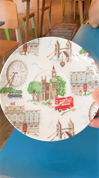 Cath's Cafe：Cath's Cafe-中山站巷弄內的服飾咖啡館  結合服飾販賣和咖啡店  逛累了可以上樓吃點心  餐點都好優  而且環境超美  女孩們絕對捨不得走了~(附菜單