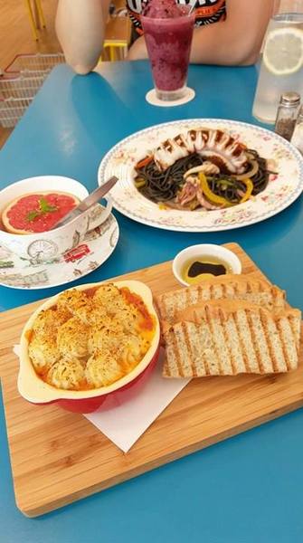 Cath's Cafe：Cath's Cafe-中山站巷弄內的服飾咖啡館  結合服飾販賣和咖啡店  逛累了可以上樓吃點心  餐點都好優  而且環境超美  女孩們絕對捨不得走了~(附菜單