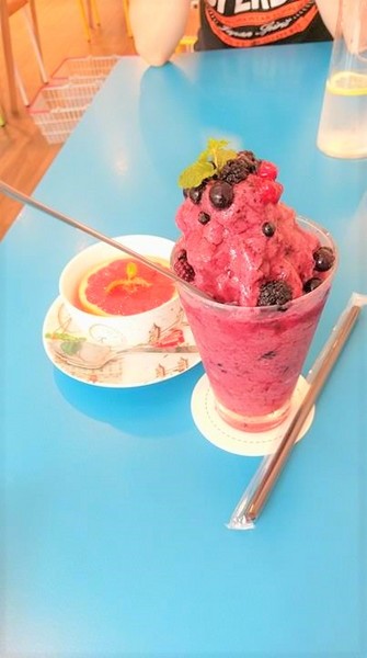 Cath's Cafe：Cath's Cafe-中山站巷弄內的服飾咖啡館  結合服飾販賣和咖啡店  逛累了可以上樓吃點心  餐點都好優  而且環境超美  女孩們絕對捨不得走了~(附菜單