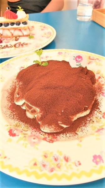 Cath's Cafe：Cath's Cafe-中山站巷弄內的服飾咖啡館  結合服飾販賣和咖啡店  逛累了可以上樓吃點心  餐點都好優  而且環境超美  女孩們絕對捨不得走了~(附菜單