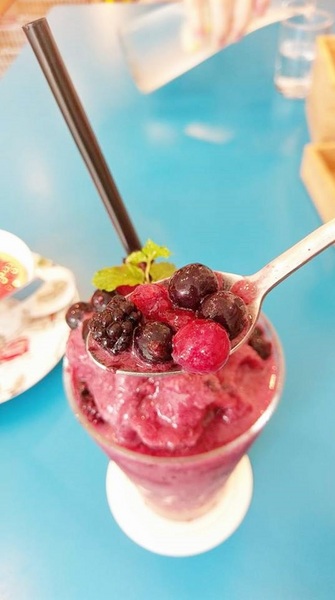 Cath's Cafe：Cath's Cafe-中山站巷弄內的服飾咖啡館  結合服飾販賣和咖啡店  逛累了可以上樓吃點心  餐點都好優  而且環境超美  女孩們絕對捨不得走了~(附菜單